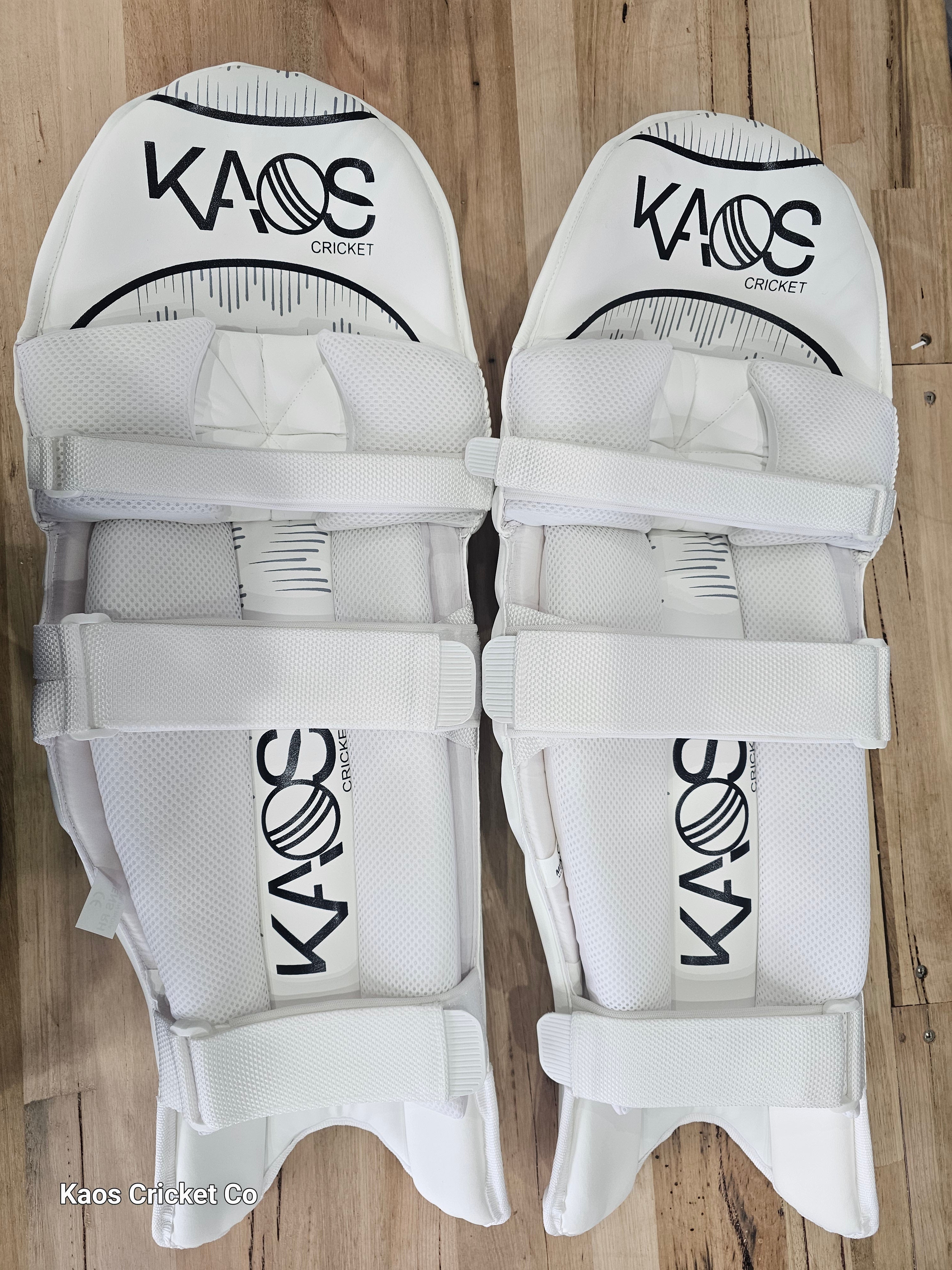 Kaos Cricket Pads: PRINCE