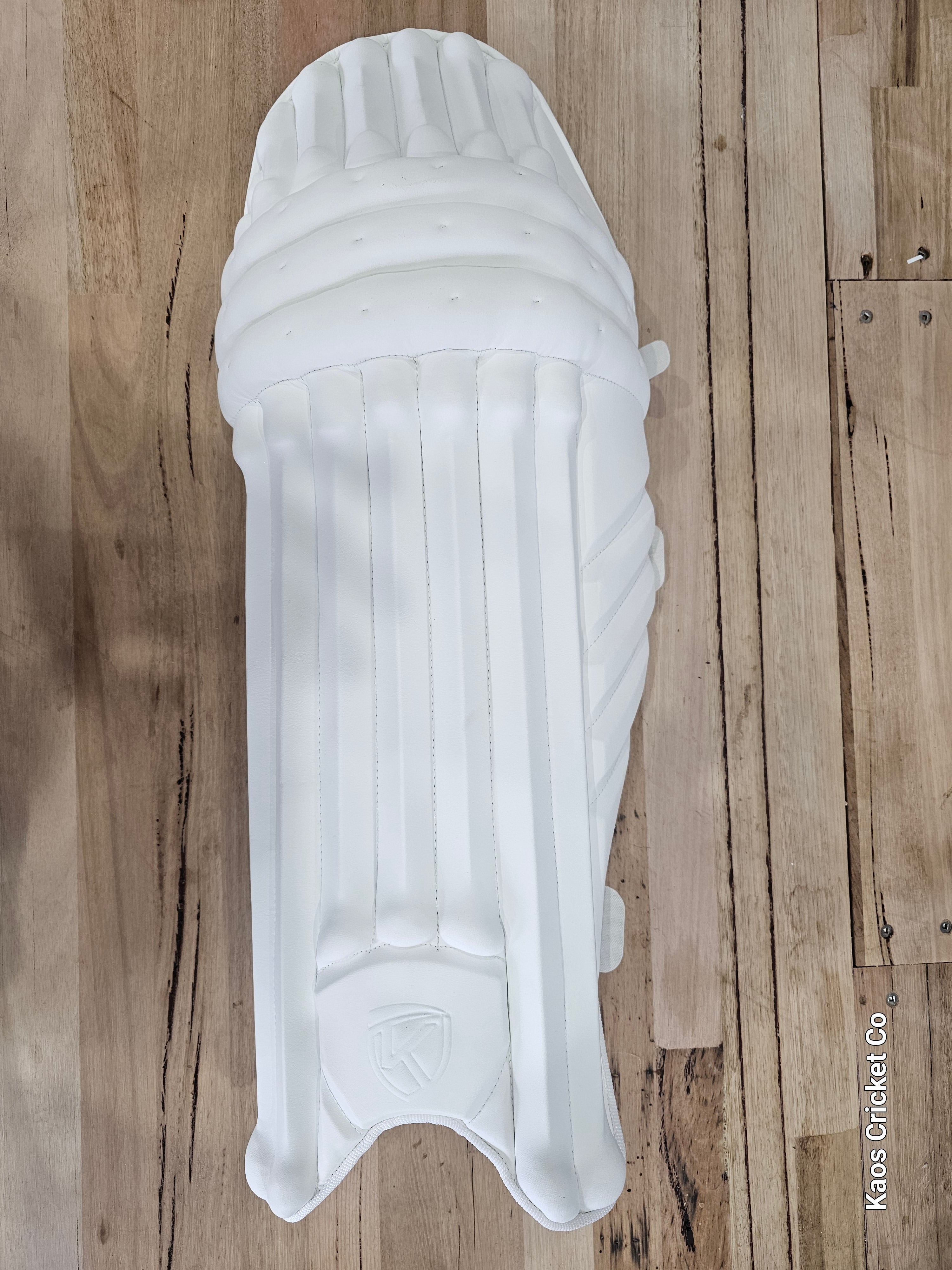 Kaos Cricket Pads: PRINCE