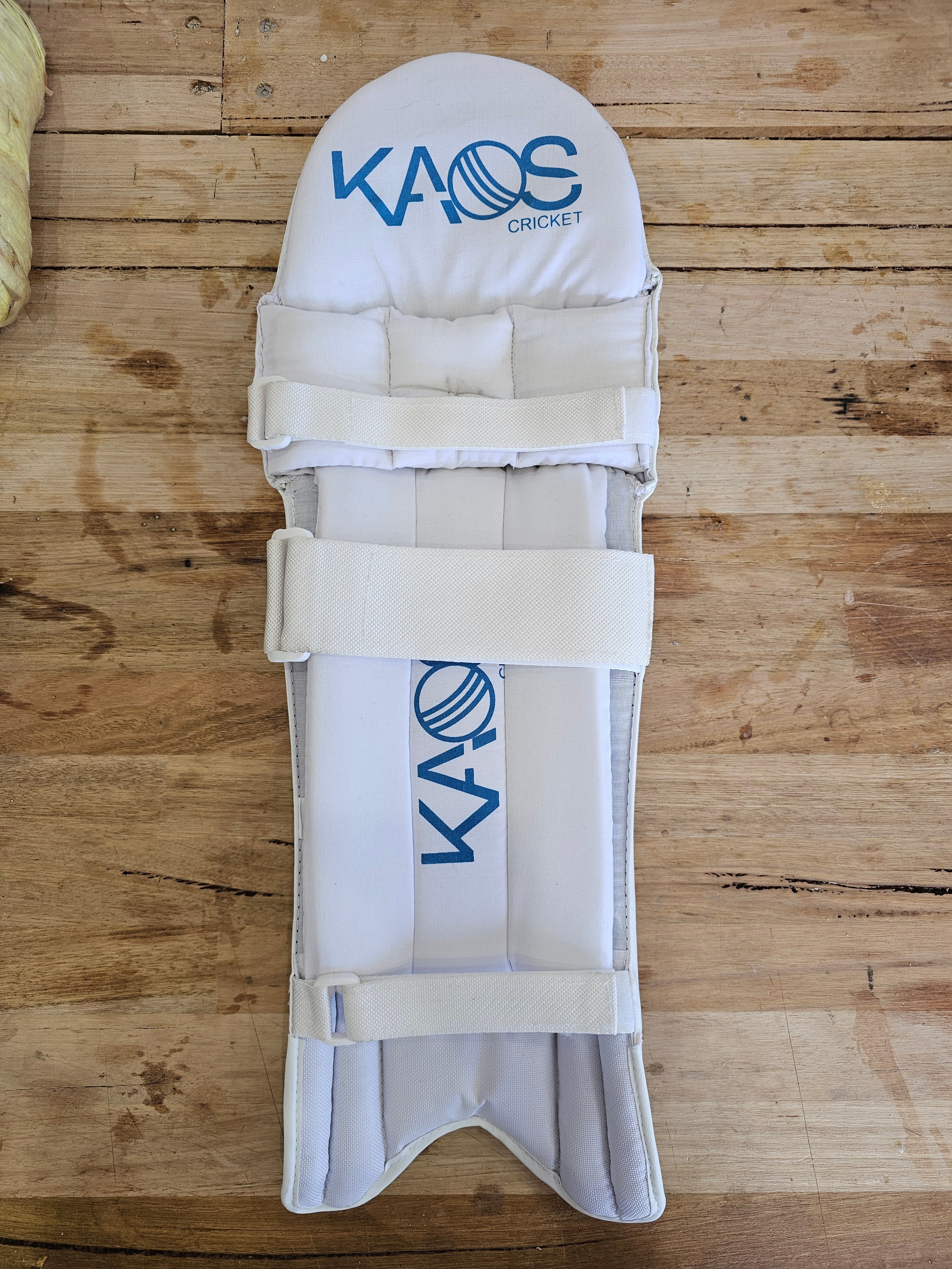 Kaos Cricket Pads: Junior