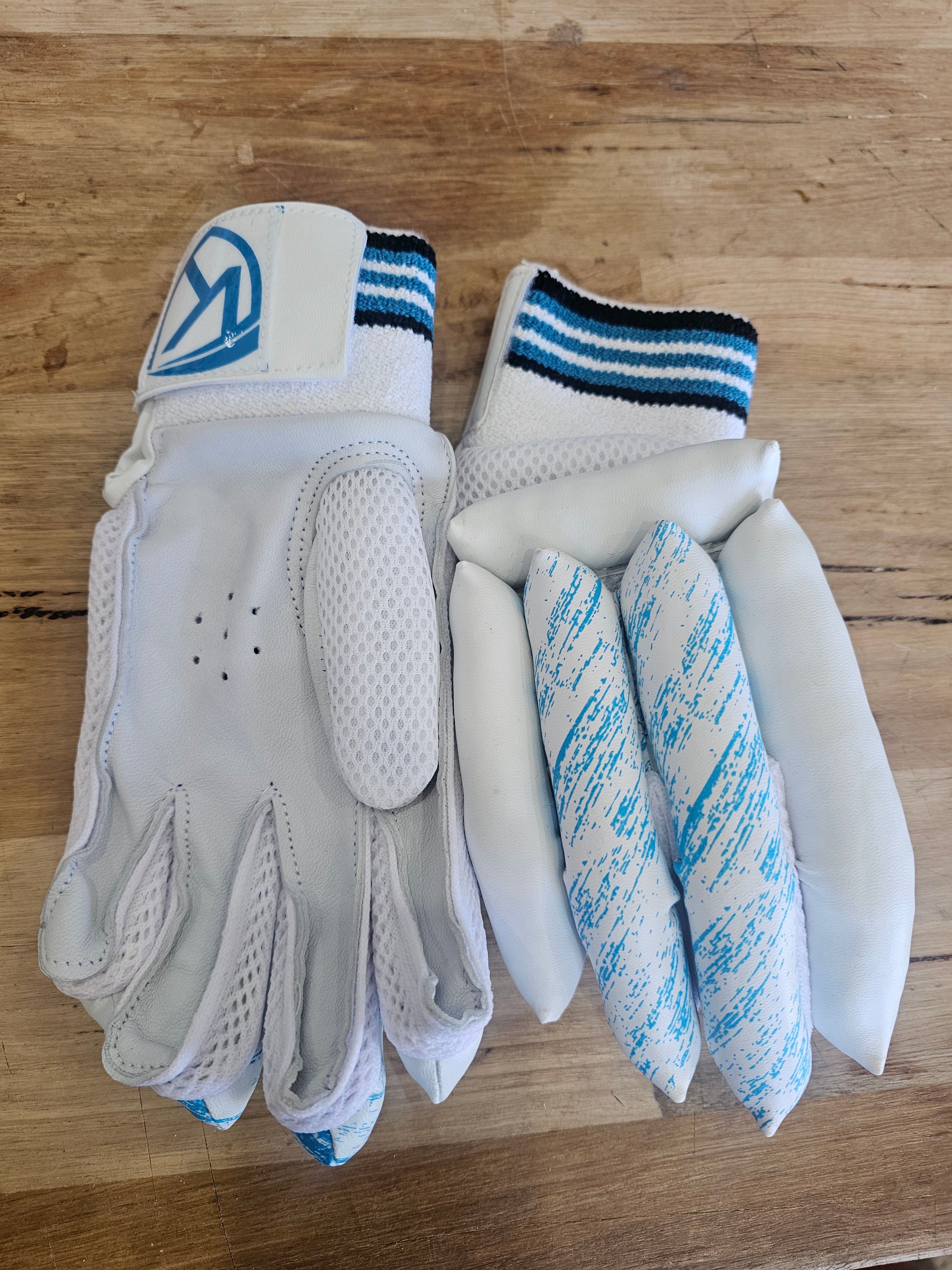 JUNIOR RANGE: KAOS GLOVES