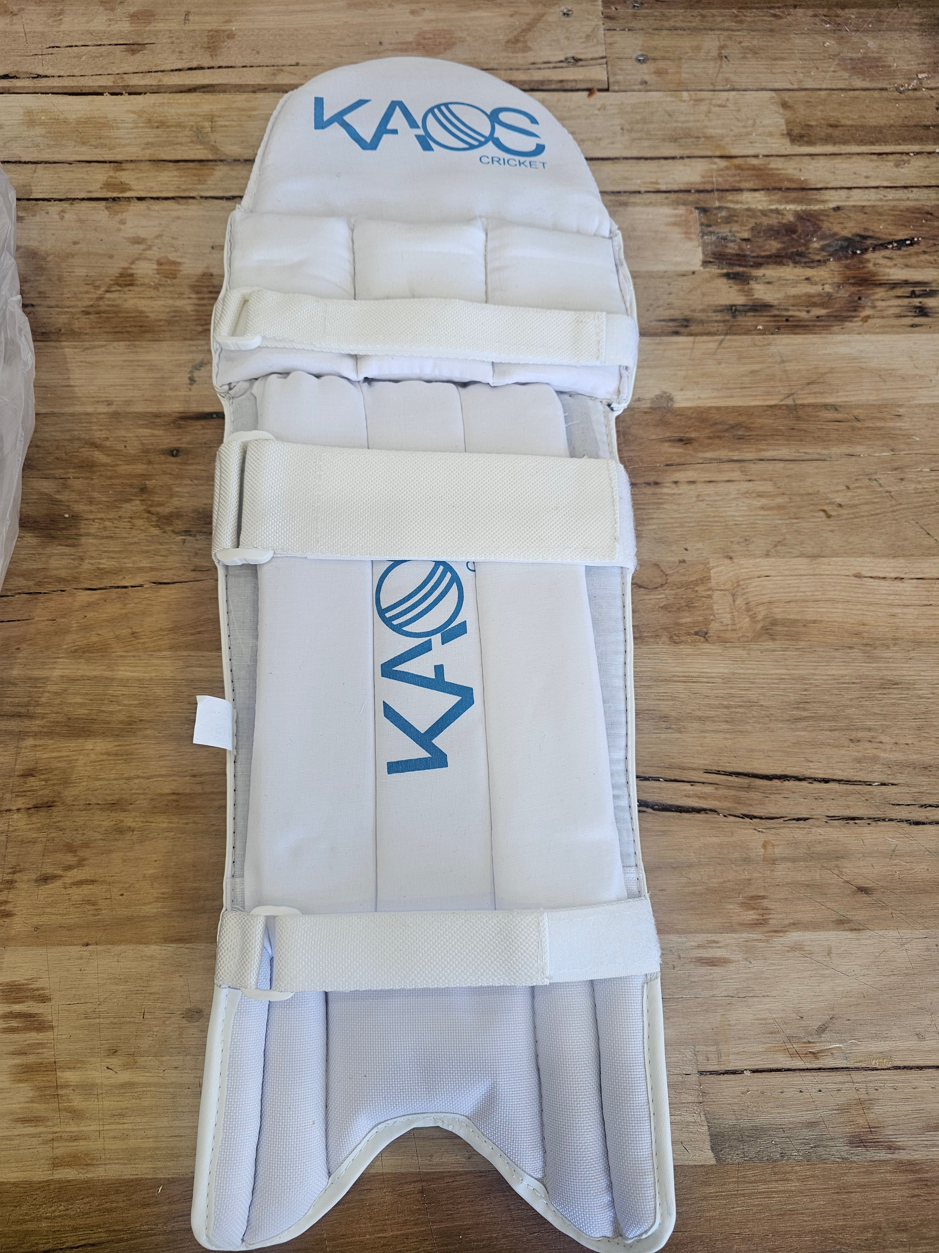 Kaos Cricket Pads: Junior