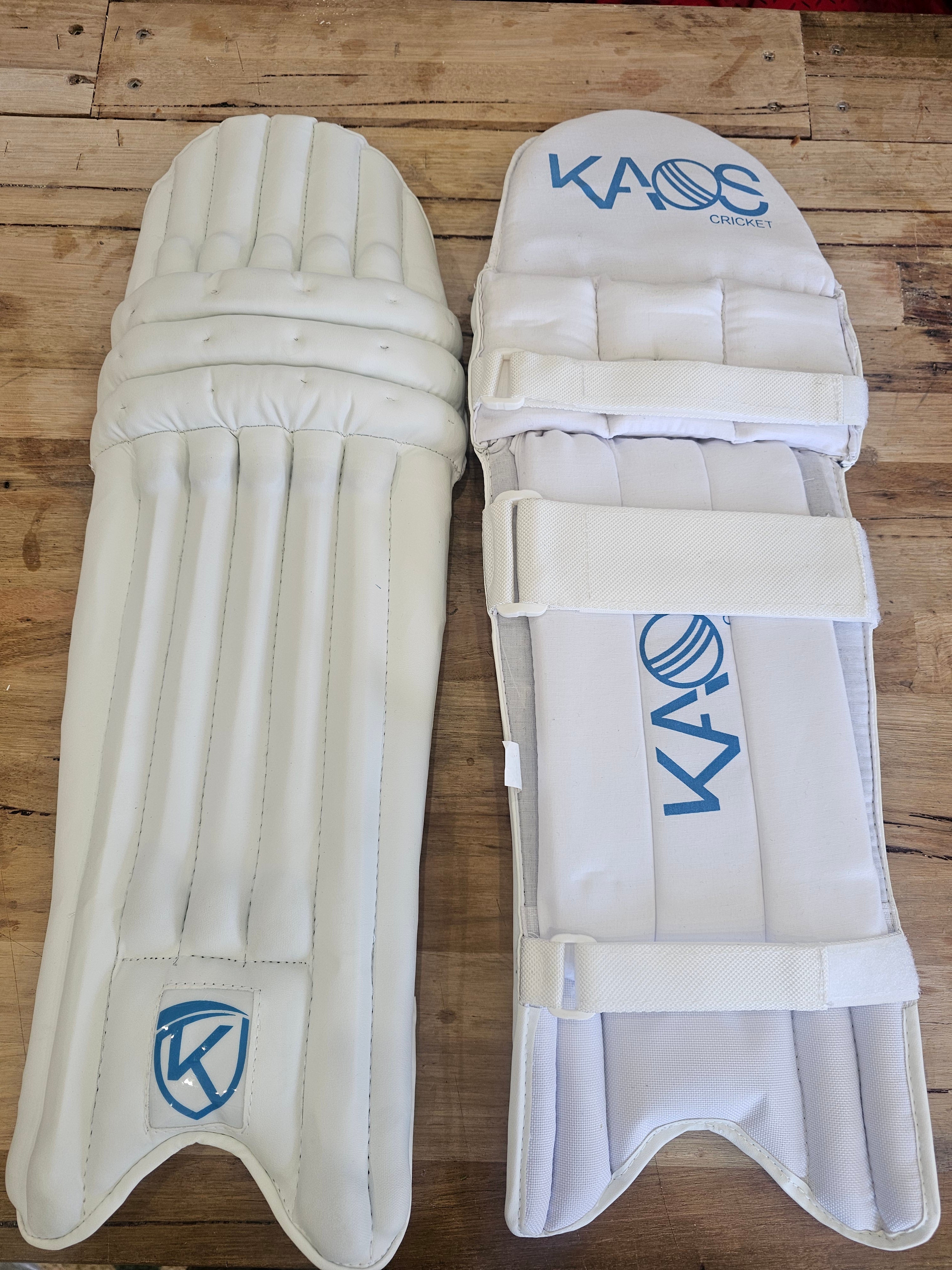 Kaos Cricket Pads: Junior